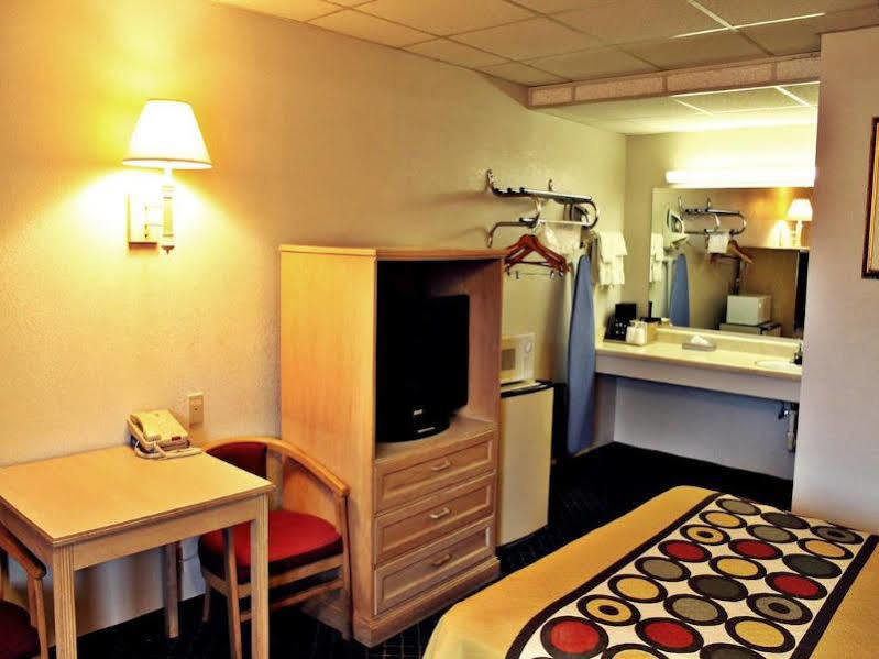 Hotel Super 8 By Wyndham Fredericksburg Esterno foto
