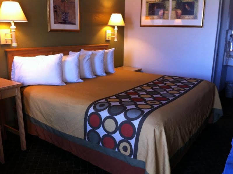 Hotel Super 8 By Wyndham Fredericksburg Esterno foto